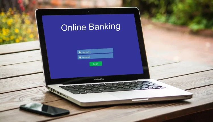 Heutzutage kannst du mit den richtigen Vorkehrungen nicht nur Online Banking, sondern auch Mobile und Multibanking heranziehen.